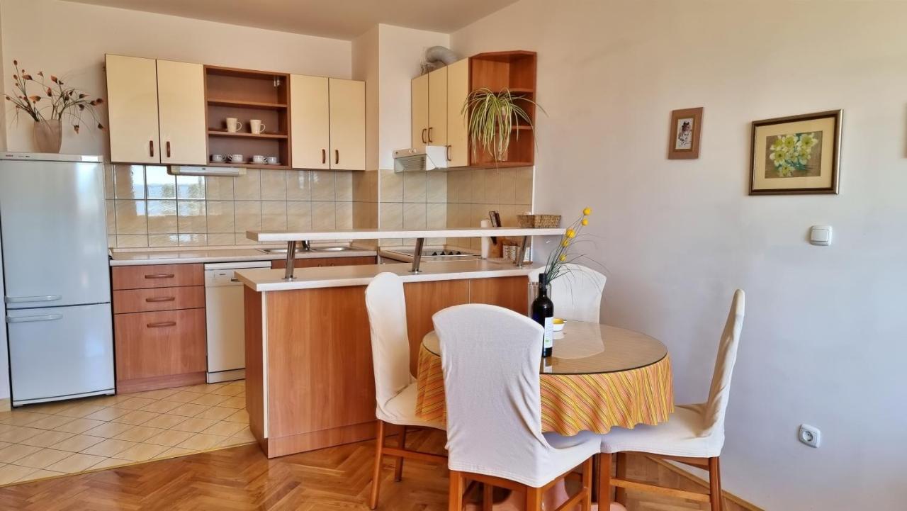 Apartment Cesarica Оміш Екстер'єр фото