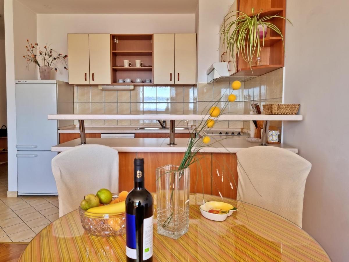 Apartment Cesarica Оміш Екстер'єр фото