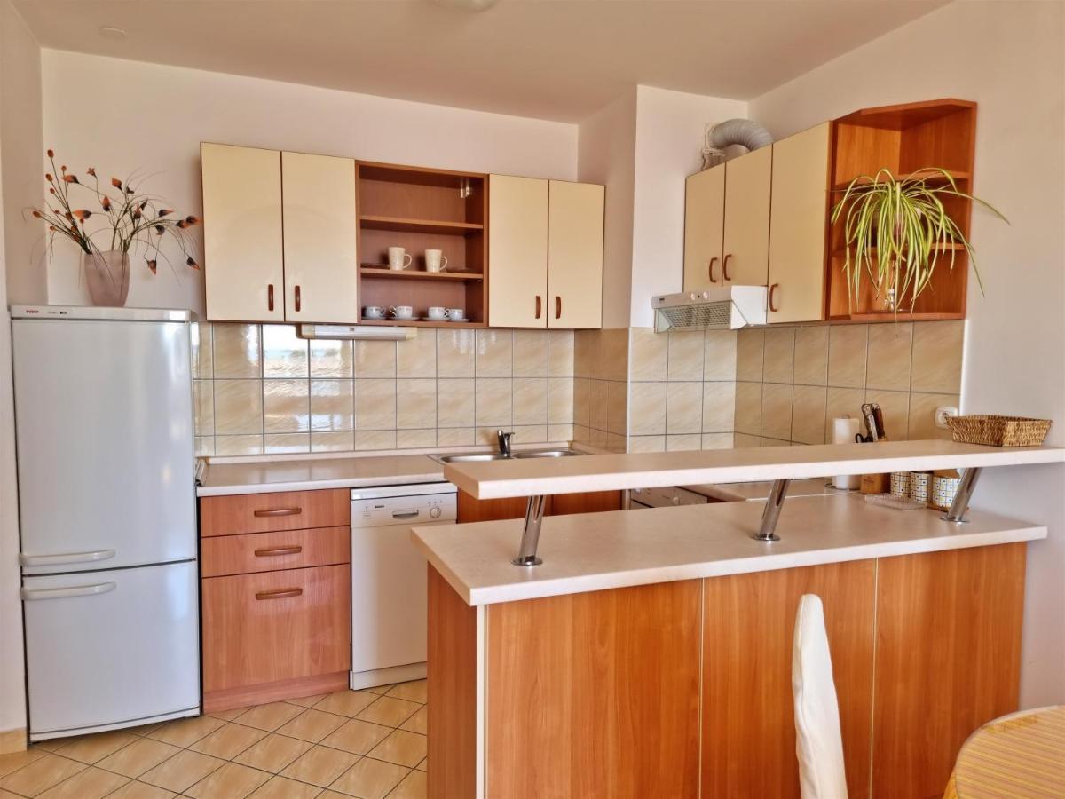 Apartment Cesarica Оміш Екстер'єр фото